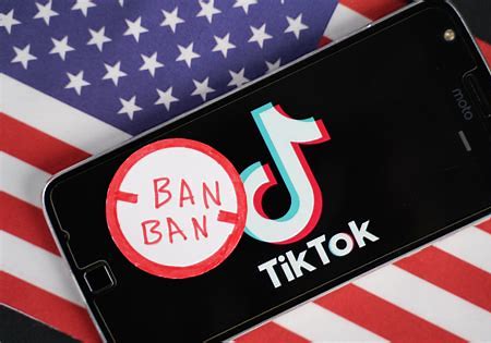 Image showing the app: TikTok being banned with the United States flag in the background. Highlighting how it is set to be banned on January 19th, 2025.